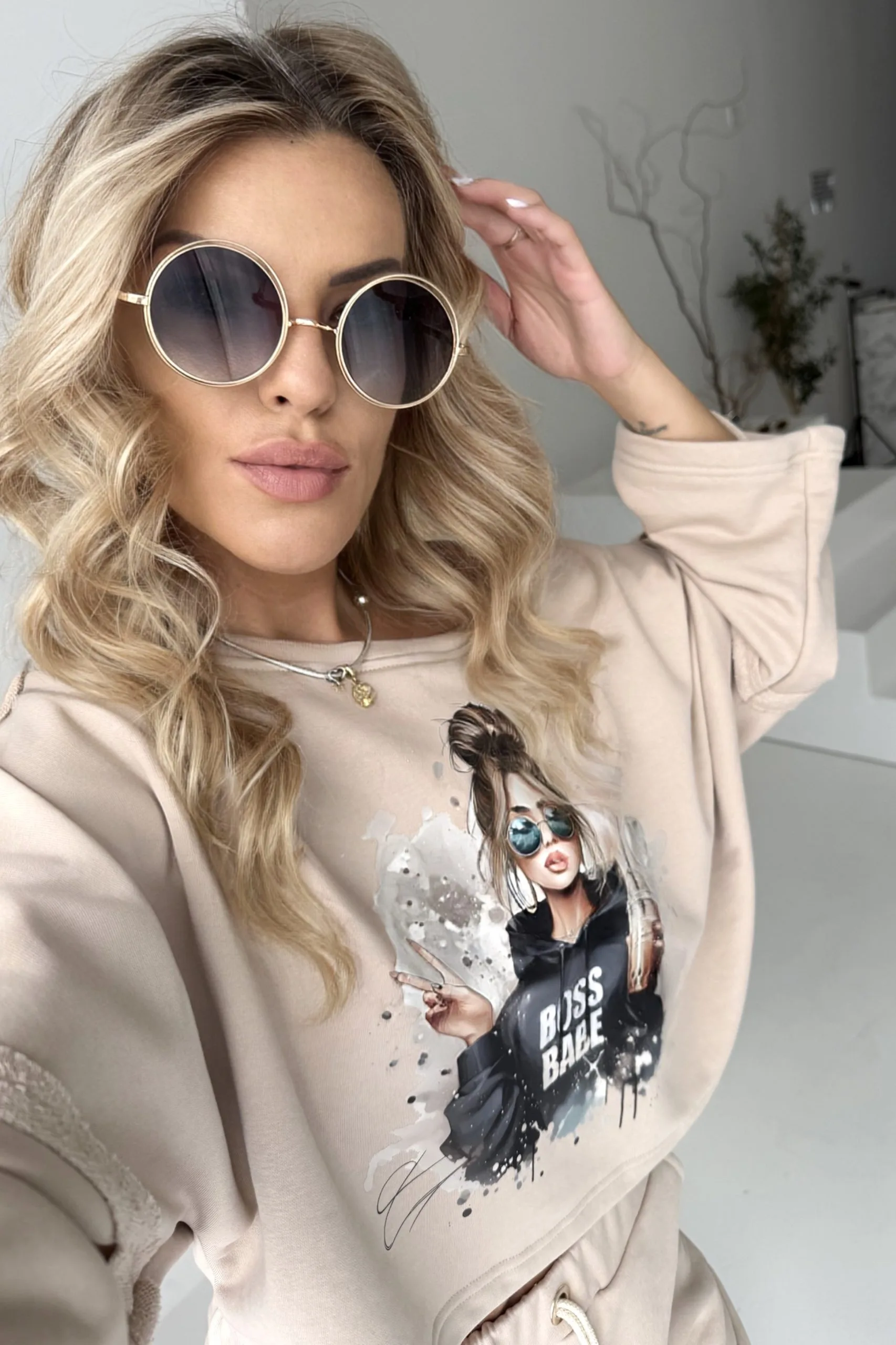 bluza z nadrukiem enjoy boss babe beżowa
