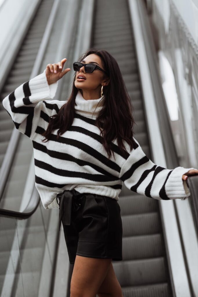 sweter z golfem stripes czarno biały