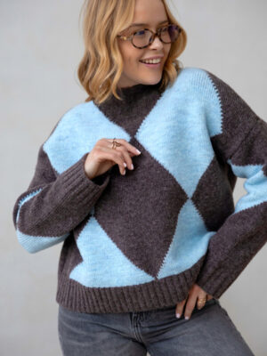 sweter w romby czekoladowy z błękitem anastasia butik szczecin kamaya