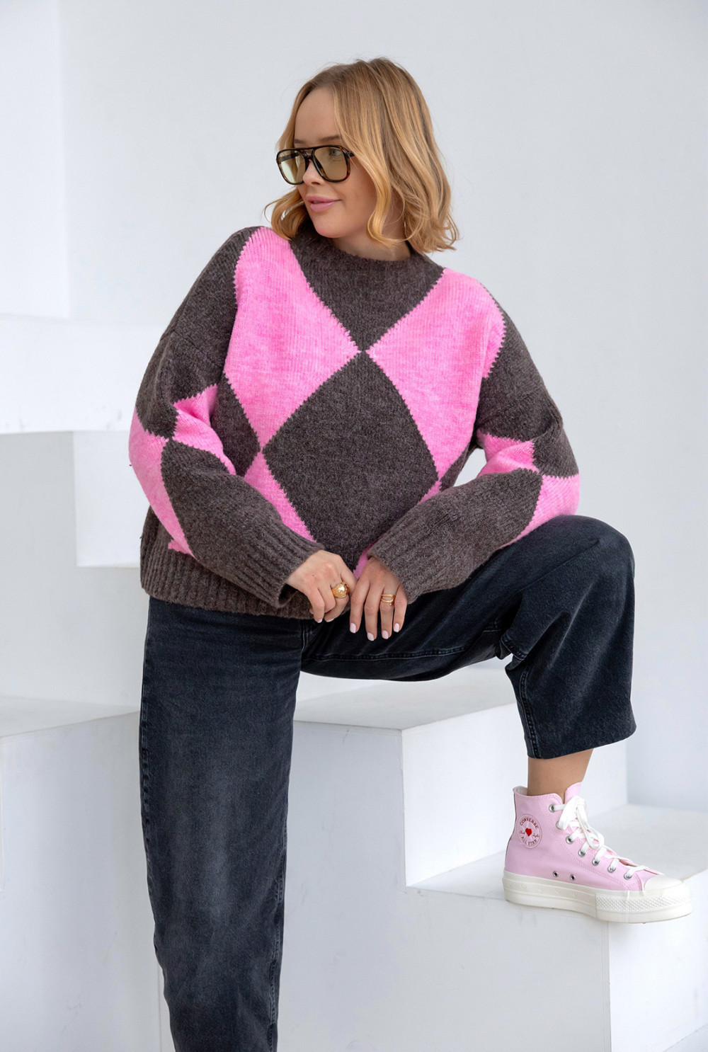 sweter w romby czekoladowy z różowym anastasia