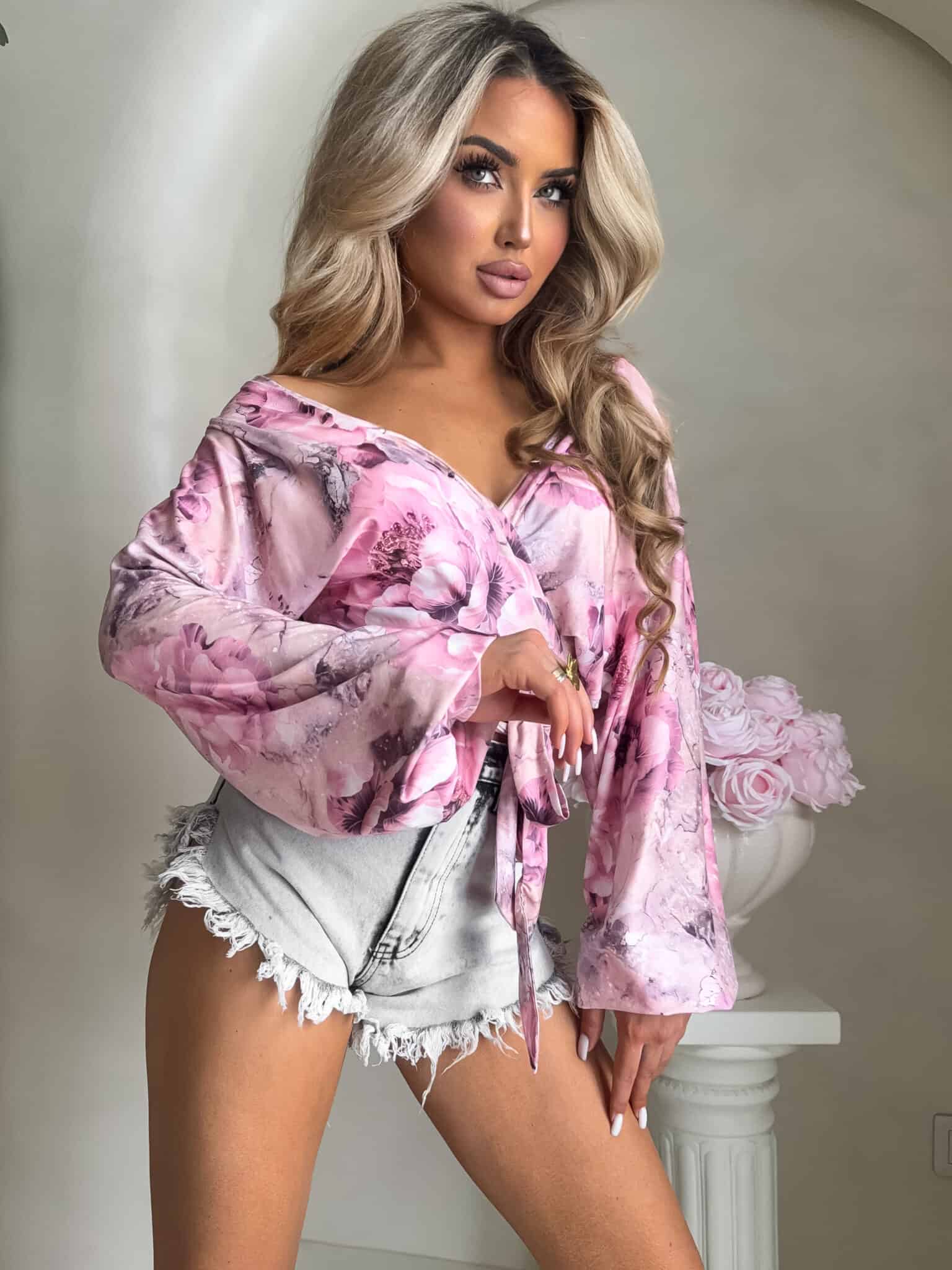 Bluzka kopertowa w kwiaty Kaira - różowa - obrazek 4